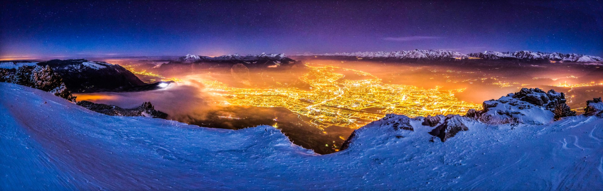 Vue nocturne des montagnes enneigées